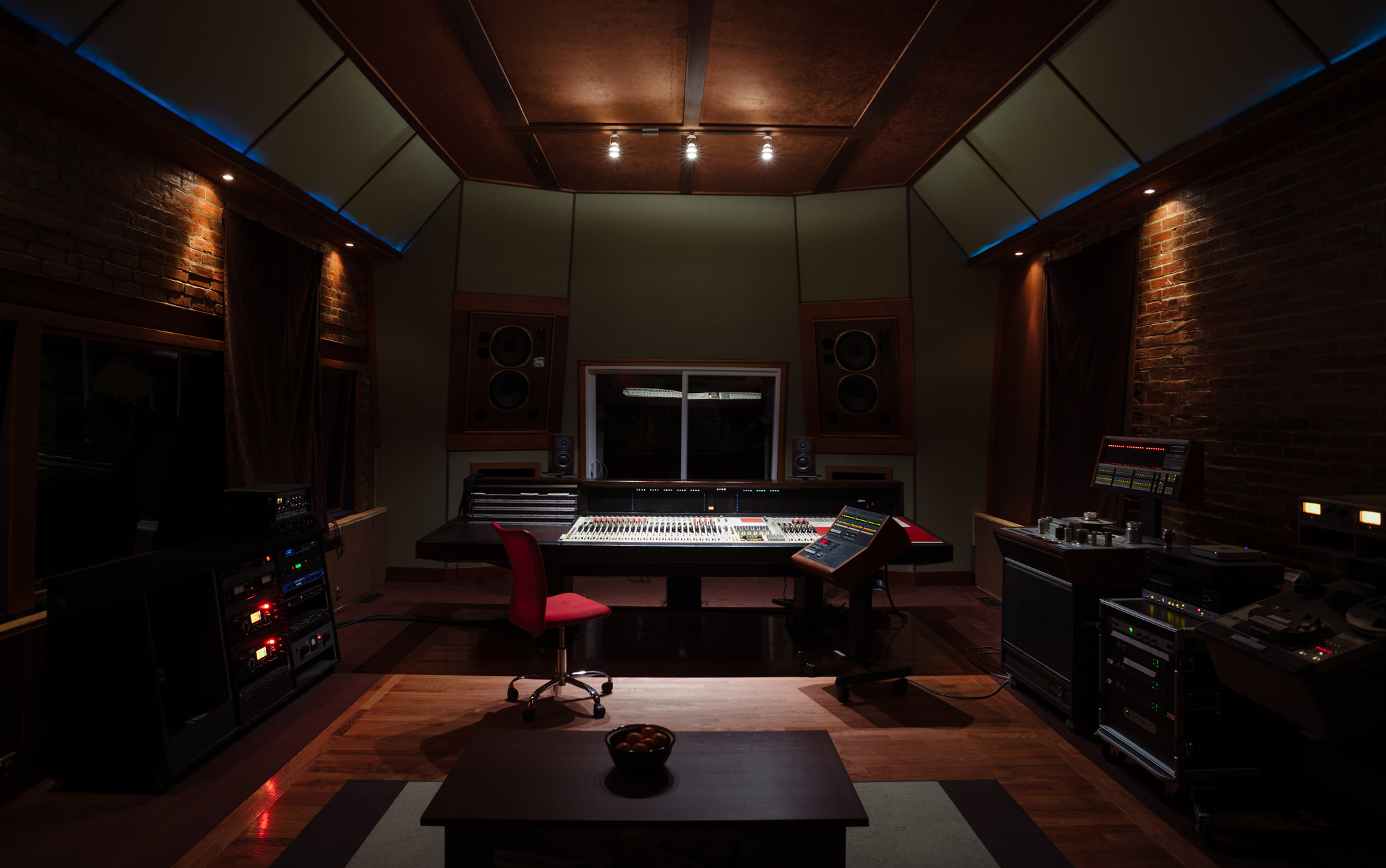 Music studio. All Music Studio студия звукозаписи. Комната в стиле студии звукозаписи. Студия звукозаписи интерьер. Комната в стиле музыкальной студии.